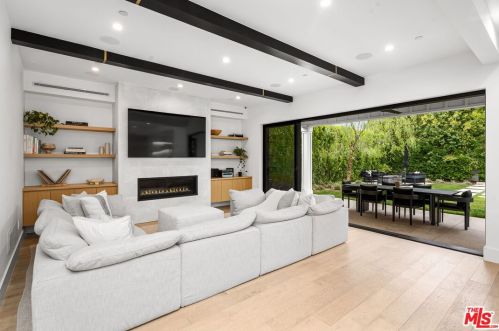 4910 Texhoma Ave, Van Nuys CA  91316-3740 exterior