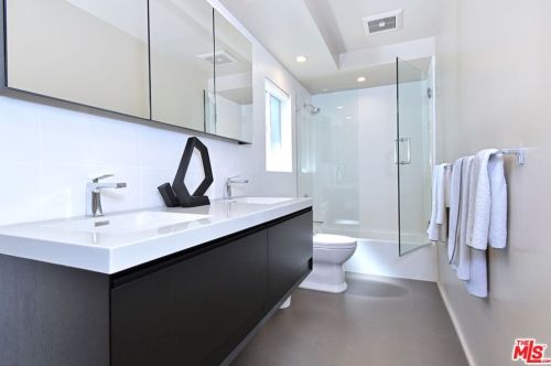 5037 Gaviota Ave, Van Nuys CA  91436-1427 exterior