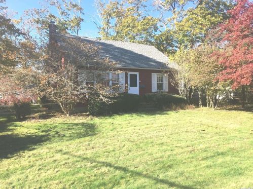 56 Ocean Ave, Center Moriches, NY 11934-3326