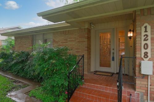 1208 Amherst Dr, Denton, TX 76201-1702