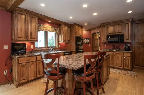 2084 Wintergreen Ct, Green Bay, WI 54304-1946
