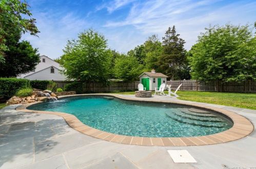 10 Colony Ct, Stamford, CT 06905-3007