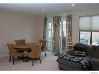 435 Country Club Ln, Mount Ivy, NY 10970-2563