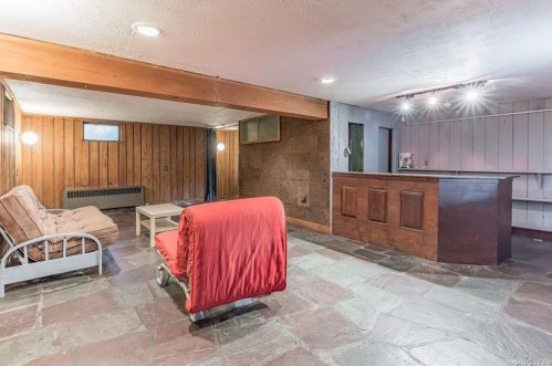 30 Canterbury Rd, White Plains NY  10607-1108 exterior