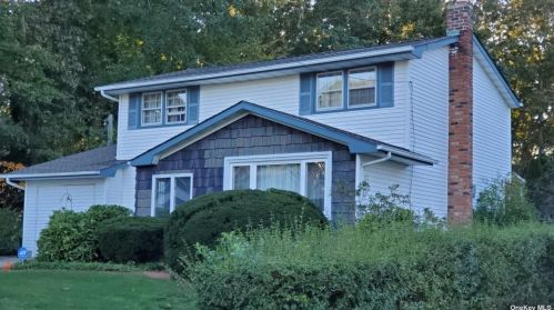 22 Valley St, Hauppauge, NY 11779-1848