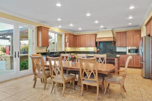 1050 Straightaway Ct, Oceanside CA  92057-1949 exterior