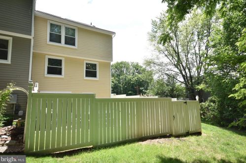 1630 Poplar Grove Dr, Herndon VA  20194-1738 exterior