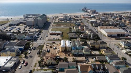 2304 Bernardo De Galvez Ave, Galveston TX 77550 exterior