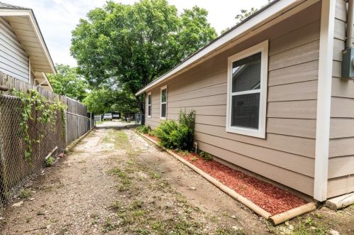 2202 Chestnut Ave, Fort Worth TX  76164-7953 exterior