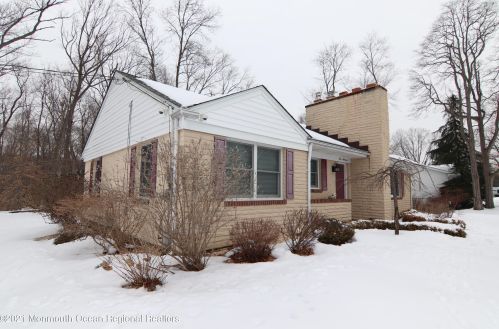 100 Oak Ter, East Freehold, NJ 07728-1431