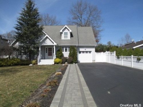 69 Mowbray St, Canaan Lake, NY 11772-2113