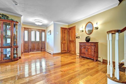 178 Connetquot Dr, Oakdale, NY 11769-1943