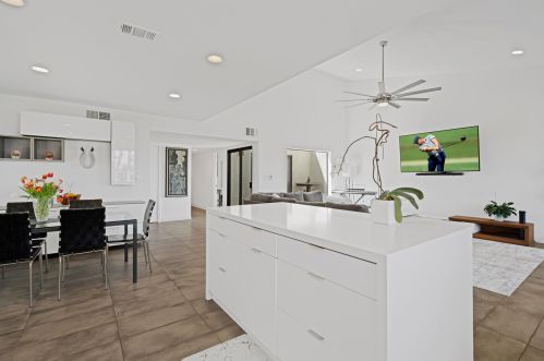 16 Palomas Dr, Rancho Mirage CA  92270-4747 exterior