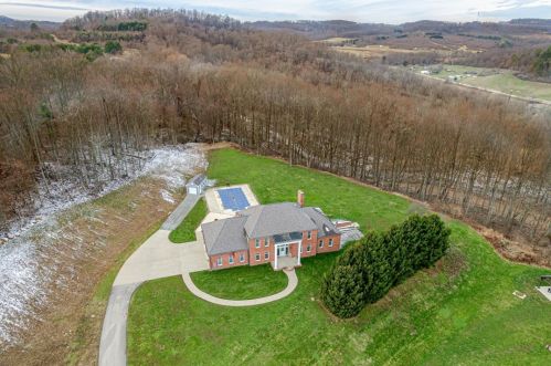 616 Red Barn Ln, Latrobe, PA 15650-6403