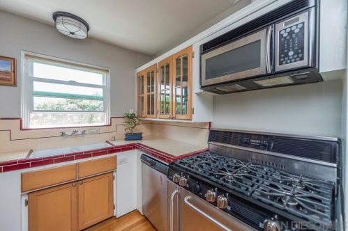 3381 Mtn Vw Dr, San Diego CA 92116-1950 exterior