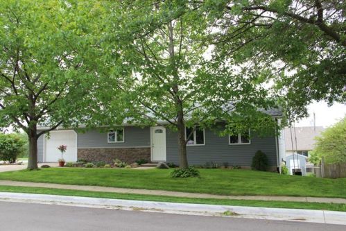 343 6th St, Twin View Heights, IA 52333-8812