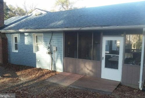 40 Westmoreland Beach Dr, Montross, VA 22520-2071