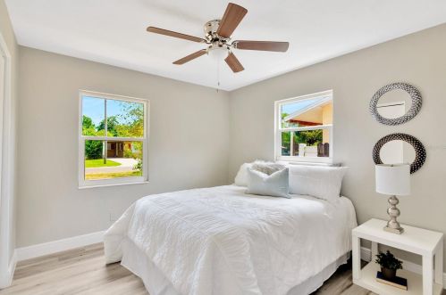 1047 48th Ave, Saint Petersburg FL  33703-3633 exterior