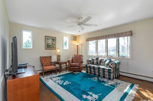 3939 Laurel Ct, Seaford, NY 11783-2643
