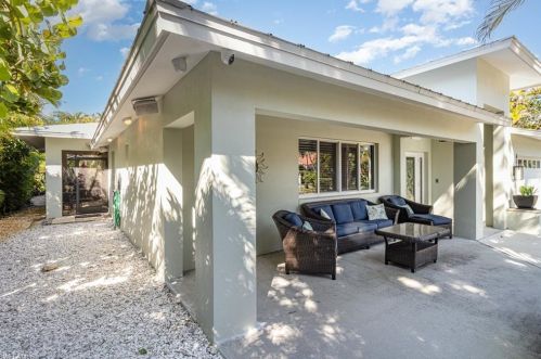 657 91 Ave, Naples FL 34108-2424 exterior