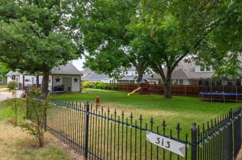 313 Collins St, Argyle TX  76226-2305 exterior