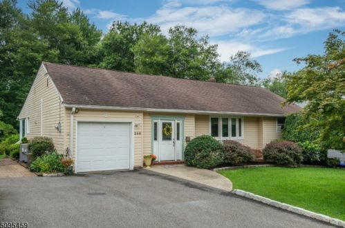 206 Long Hill Rd, West Paterson, NJ 07424-2004