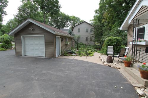 2714 Fox Grove Dr, Waterford, WI 53185-5016