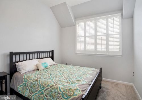 7060 Little Thames Dr, Gainesville VA 20155-4048 exterior