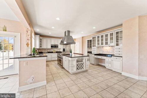 20906 Mcintosh Pl, Leesburg VA  20175-6372 exterior