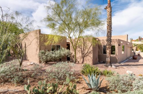 6421 Foothills Dr, Tucson, AZ 85718-2132