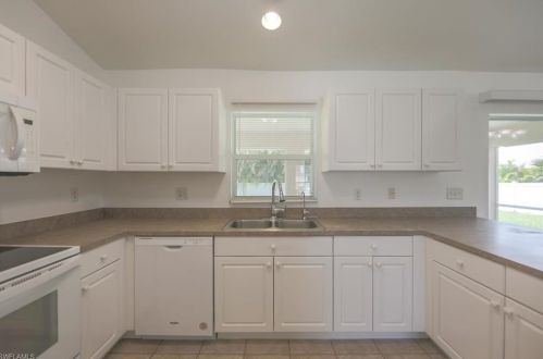 2822 10 Ter, Cape Coral FL  33993-5702 exterior