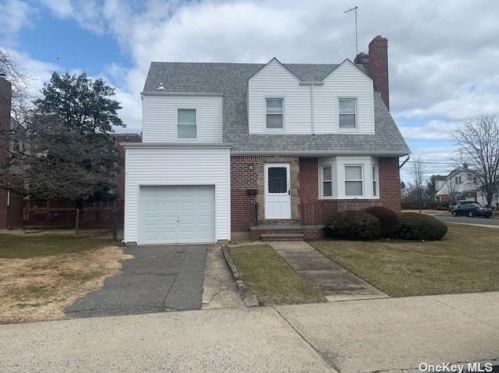9 Aberdeen Rd, New Hyde Park, NY 11040-2102