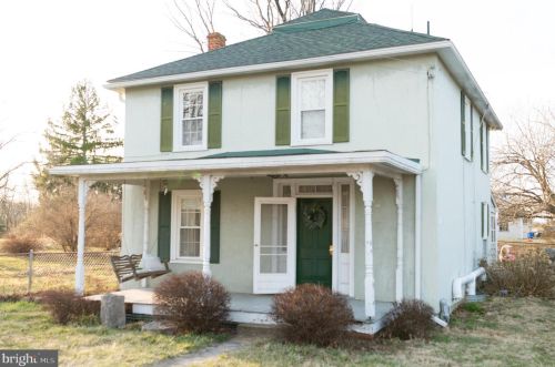 290 Virginia Ave, Summit Point, WV 25446-4528