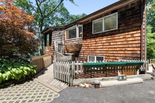 65 Lee Ave, Tompkins Corners, NY 10579-2140
