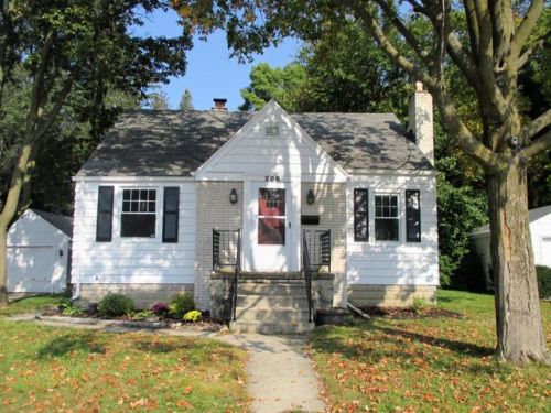 208 Garfield Cir, Waukesha, WI 53186-6620