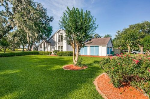 221 Edgewater Dr, West Columbia, TX 77486-8600