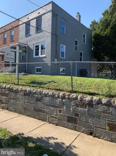 880 Yuma St, Washington, DC 20032-3972