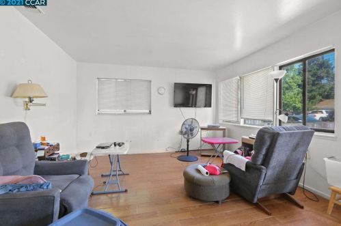 8946 Truman St, Elk Grove, CA 95624-2312
