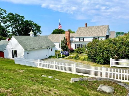 11 Cove St, Groton, CT 06340-5700
