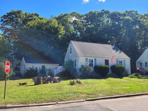 4 Pilgrim Dr, North Kingstown, RI 02852-2114