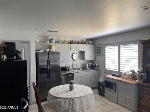 7820 59th Ln, Glendale, AZ 85301-7810