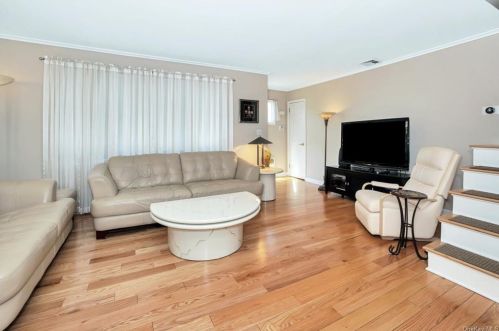 255 Kensico Rd, Thornwood NY  10594-1656 exterior