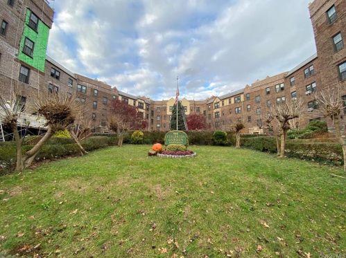 525 238th St, Bronx, NY 10470-2300