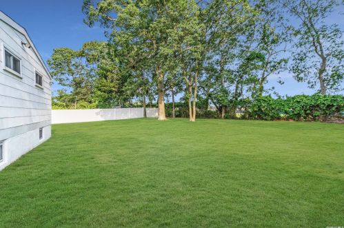 22 Strathmore Dr, Babylon NY  11703-3713 exterior