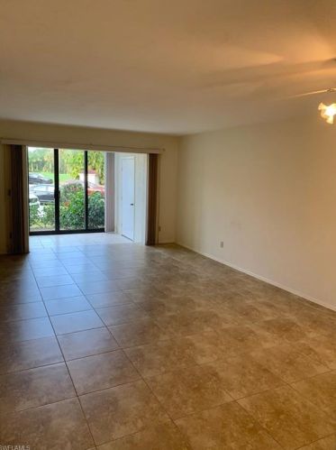 1051 Foxfire Ln, Naples, FL 34104-4940