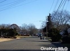 41 Hughes Ln, Babylon, NY 11703-3514