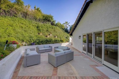 22540 Jameson Dr, Calabasas CA 91302-5857 exterior