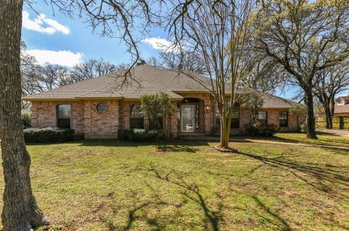 204 William Wallace Dr, Burleson, TX 76028-2332