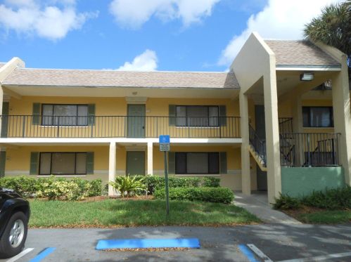 919 Meadows Cir, Boynton Beach FL  33436-8929 exterior