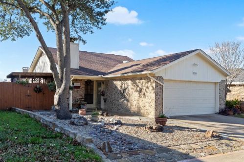 1719 Magnolia Ln, Euless, TX 76039-2126
